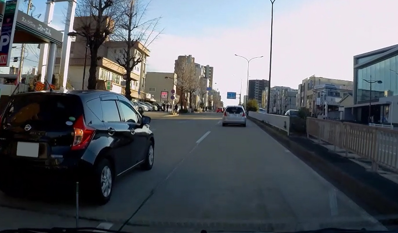 車線変更って苦手ですよね 運転初心者のためのお役立ち車情報